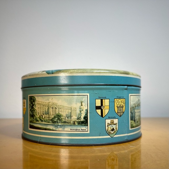 Vintage Huntley & Palmers Tin * Queen Elizabeth & Prince Philip * Circa 1950s - Picture 2 of 5